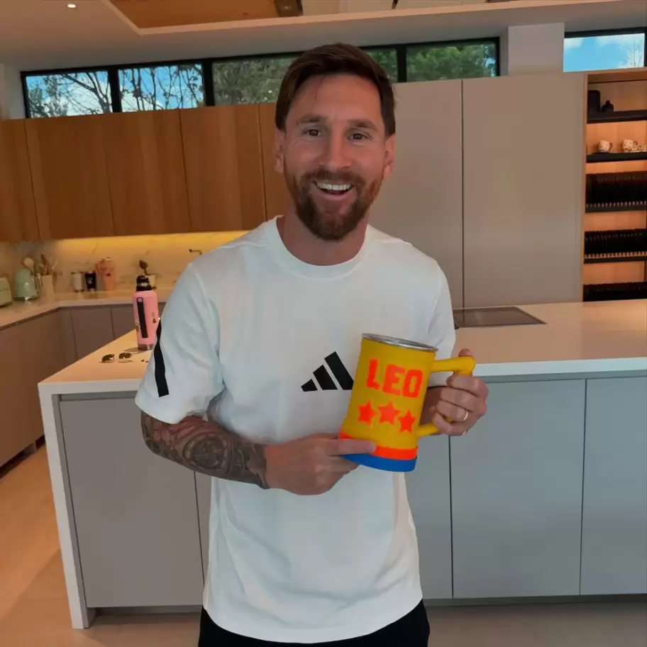 Messi con la "jarrita" que le regalaron los integrantes de "Un Poco de Ruido" el pasado 24 de diciembre
