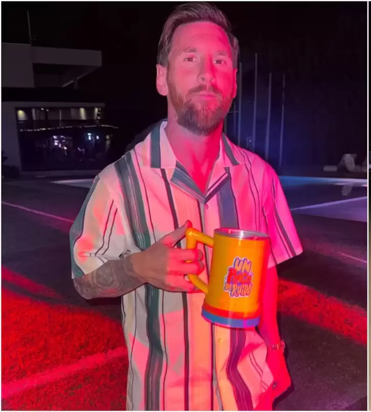 La imagen de Messi con la "jarrita" del programa de cumbia que sale por streaming, "Un Poco de Ruido"