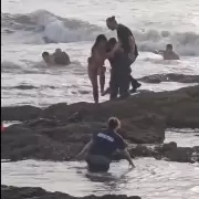 As� rescataron del mar a las personas que hab�a intentado salvar el turista argentino desaparecido en Uruguay