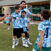 Lionel Messi jugó al fútbol en el mismo equipo que sus hijos y salió campeón: las fotos