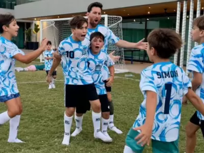 Lionel Messi jug� al f�tbol en el mismo equipo que sus hijos y sali� campe�n