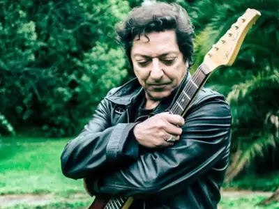Julio Moura guitarrista de Virus