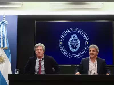 El ministro de Econom�a, Luis Caputo, y el presidente del banco central del pa�s, Santiago Bausili