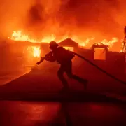 Incendios en California: m�s de 30 mil personas fueron evacuadas y declararon la emergencia en Los �ngeles