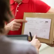 Cómo es la nueva estafa virtual donde te envían un paquete por correo y vacían tu cuenta bancaria en segundos