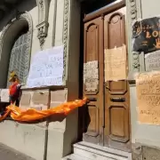 Un grupo de personas intentó ingresar por la fuerza a la sede de Adep: intervino la Policía y se inició una investigación