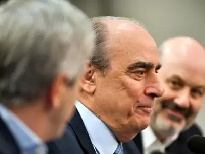 jefe de Gabinete, Guillermo Francos, rodeado por los ministros de Econom�a, Luis Caputo, y de Desregulaci�n y Transformaci�n del Estado, Federico Stur