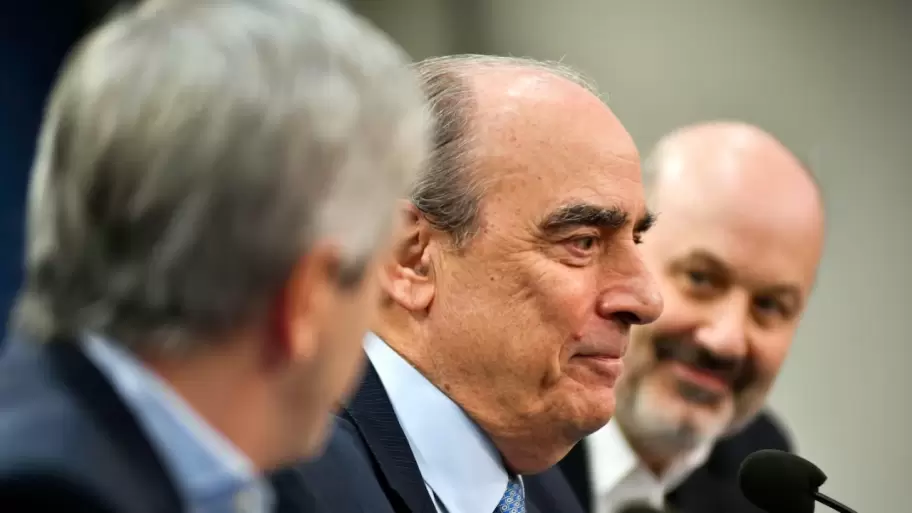jefe de Gabinete, Guillermo Francos, rodeado por los ministros de Economía, Luis Caputo, y de Desregulación y Transformación del Estado, Federico Stur
