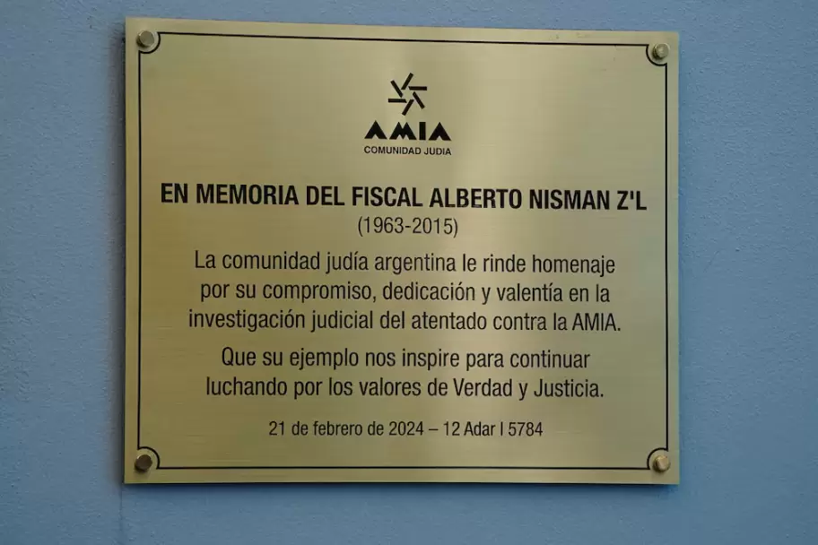 Una placa en memoria del fiscal Nisman en la AMIA