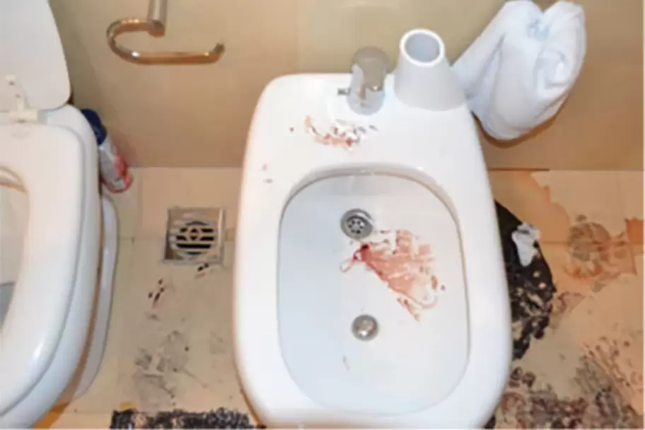 Manchas de sangre en el baño donde fue encontrado Nisman
