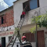 Bomberos extinguieron un incendio en una vivienda de barrio Malvinas: dos menores fueron rescatados y trasladados al hospital