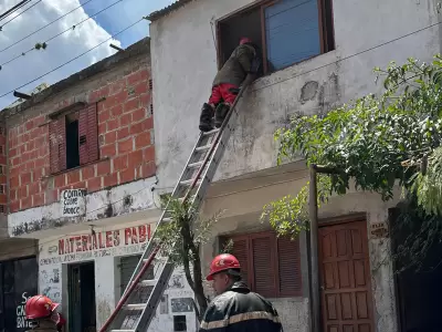 Bomberos extinguieron un incendio en barrio Malvinas: dos menores fueron rescatados y trasladados al hospital