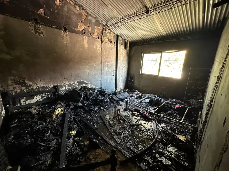 Bomberos extinguieron un incendio en barrio Malvinas: dos menores fueron rescatados y trasladados al hospital