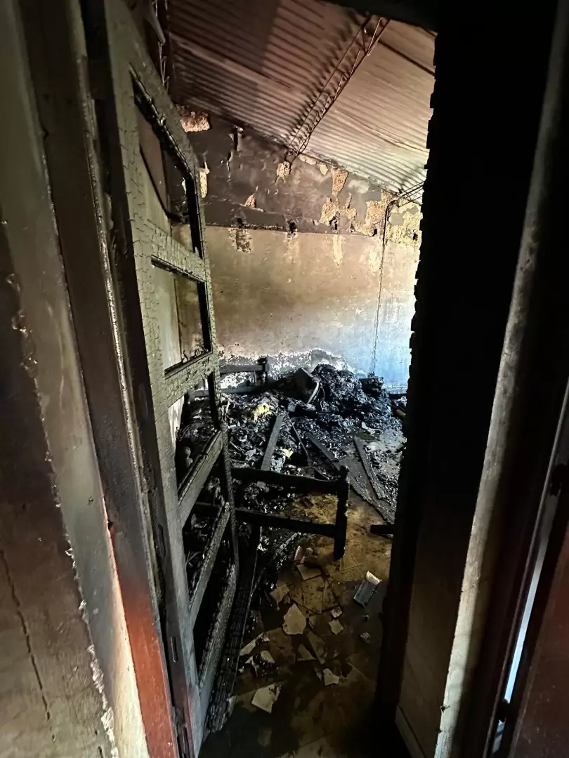 Bomberos extinguieron un incendio en barrio Malvinas: dos menores fueron rescatados y trasladados al hospital