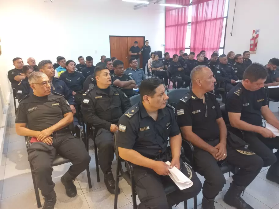 Polic�as participan de la reuni�n