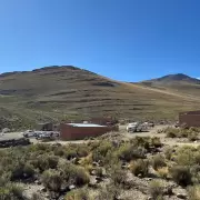Detuvieron a un policía acusado de filtrar información a un clan dedicado a la extracción ilegal de oro en la Puna de Jujuy