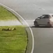 Locura en Córdoba: tenía drogas en el auto, huyó de un control y arrastró a un policía por seis kilómetros