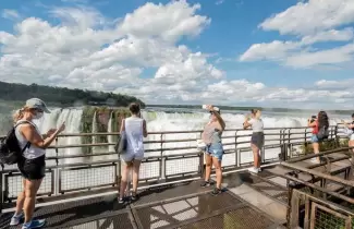 Cay� el ingreso de turistas al pa�s