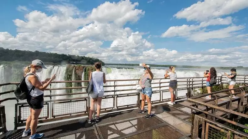 Cay� el ingreso de turistas al pa�s