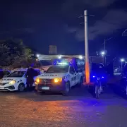 Operativo nocturno en el Barrio Tupac Amaru: detenidos, vehículos secuestrados y una mujer localizada