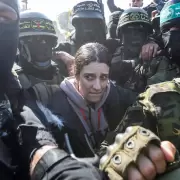 En medio de un caos, el grupo terrorista Hamas liberó a tres rehenes israelíes y a cinco tailandeses