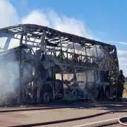 Se incendió en Puerto Madryn un colectivo de dos pisos que había partido de Jujuy
