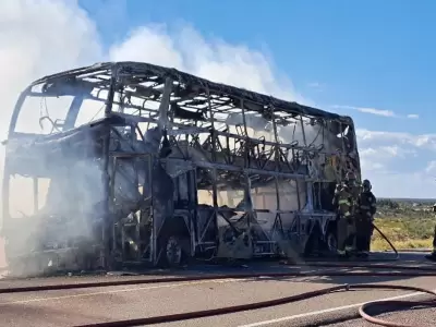 Se incendi� un colectivo doble piso en Puerto Madryn