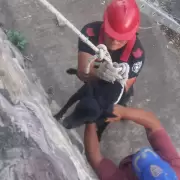 San Pedro: rescataron a un perro que había caído en un canal de riego