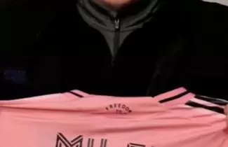 �Con cari�o�: la dedicatoria de Lionel Messi en la camiseta que le regalaron a Milei