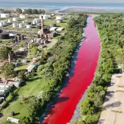 Un arroyo se tiñó de rojo en Avellaneda y los vecinos denuncian constantes derrames tóxicos