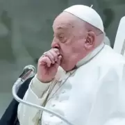 El papa Francisco fue internado en Roma por una bronquitis