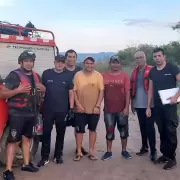 Rescataron a dos pescadores que quedaron atrapados por la crecida del río Grande en La Esperanza