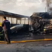Se incendió un colectivo que transportaba a más de 40 chicos: uno tiene el 90% del cuerpo quemado y está grave