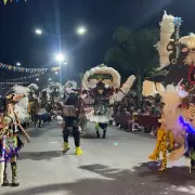 Comparsas y agrupaciones llenaron de color avenida Forestal en la primera noche de los Corsos Capitalinos