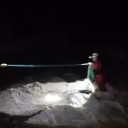 Rescataron a un hombre que había quedado varado por la crecida del Río León