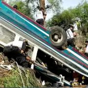 Tragedia en Guatemala: un ómnibus cayó por un puente y al menos 51 personas murieron