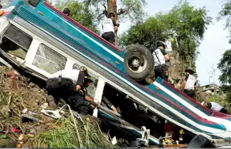 Tragedia en Guatemala: un �mnibus cay� por un puente y al menos 51 personas murieron