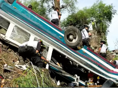 Tragedia en Guatemala: un �mnibus cay� por un puente y al menos 51 personas murieron