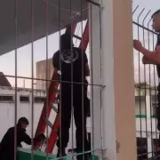 Demoraron a un hombre que ingresó a la escuela Pablo Arroyo con aparentes intenciones de robo