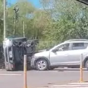 Dos vehículos protagonizaron un violento choque en el pueblo de Yala