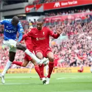 Escandaloso final en el empate entre el Liverpool y el Everton: del gol de Mac Allister a la pelea que termin� con tres expulsados