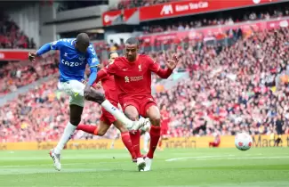 Liverpool y el Everton empataron y termino con una pelea con tres expulsados