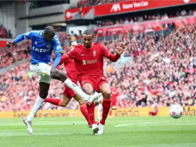 Liverpool y el Everton empataron y termino con una pelea con tres expulsados