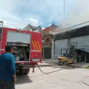 Bomberos sofocaron un incendio en un corralón en Perico: sólo se registraron daños materiales