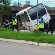Impactante choque en Palpalá: un colectivo se incrustó en una vivienda