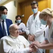 El Vaticano confirmó que el papa Francisco tiene neumonía bilateral