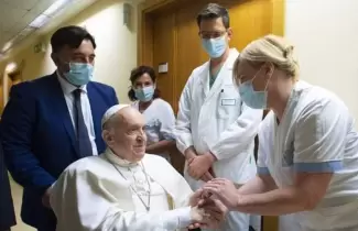 El Vaticano confirm� que el papa Francisco tiene neumon�a bilateral