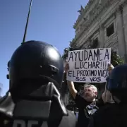 Tensi�n entre manifestantes y la polic�a frente al Congreso