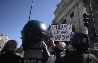 Tensi�n entre manifestantes y la polic�a frente al Congreso