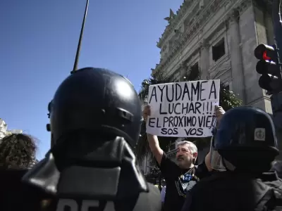 Tensi�n entre manifestantes y la polic�a frente al Congreso